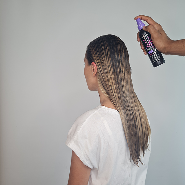 Appliquer le spray Curl+ sur cheveux humides Appliquer le spray Curl+ sur cheveux humides
